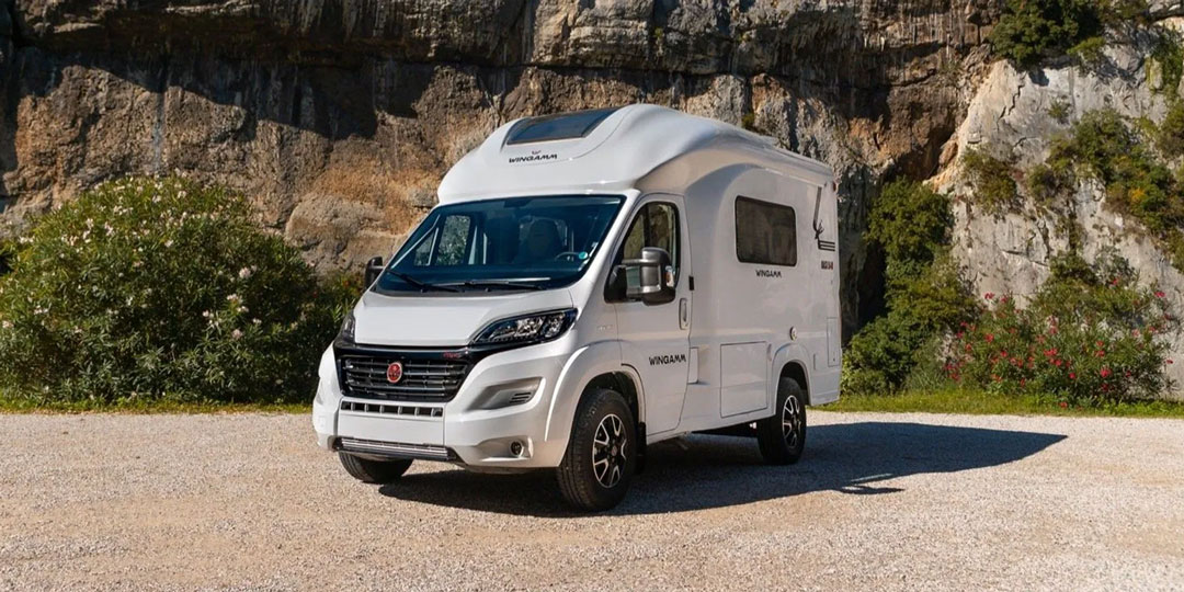 Kompaktes Wingamm Wohnmobil mit Glasfaser-Monocoque bei WOMO WOLF in Thun